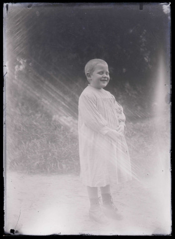 Jeune garçon dans un jardin.