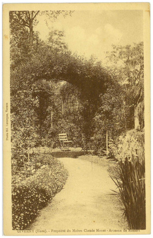 Giverny. Propriété du Maître Claude Monet - Arceaux de Rosiers.
