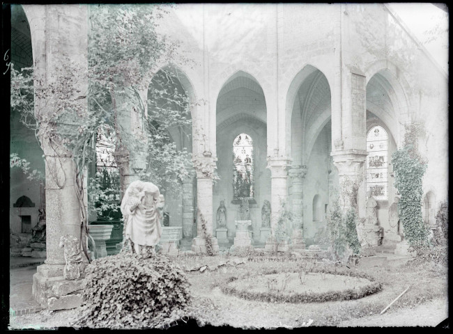 Vue sur le jardin installé à l'emplacement du choeur de l'église abbatiale du Breuil-Benoît, sur la commune de Marcilly-sur-Eure (Eure), des statues étant disposées sur le pourtour et dans le déambulatoire encore en place.