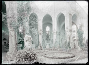 Vue sur le jardin installé à l'emplacement du choeur de l'église abbatiale du Breuil-Benoît, sur la commune de Marcilly-sur-Eure (Eure), des statues étant disposées sur le pourtour et dans le déambulatoire encore en place.