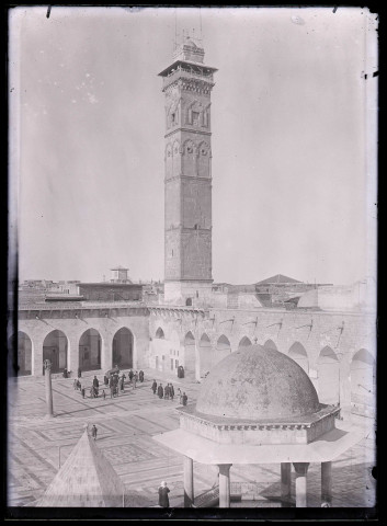 Minaret carré et cour de la grande mosquée d'Alep (Syrie).