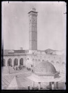 Minaret carré et cour de la grande mosquée d'Alep (Syrie).