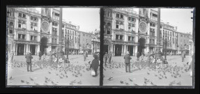 Pigeons et horloge de la place Saint-Marc de Venise (Italie).