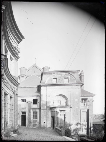 Cour intérieur d'un hôtel particulier de Lisieux (Calvados).