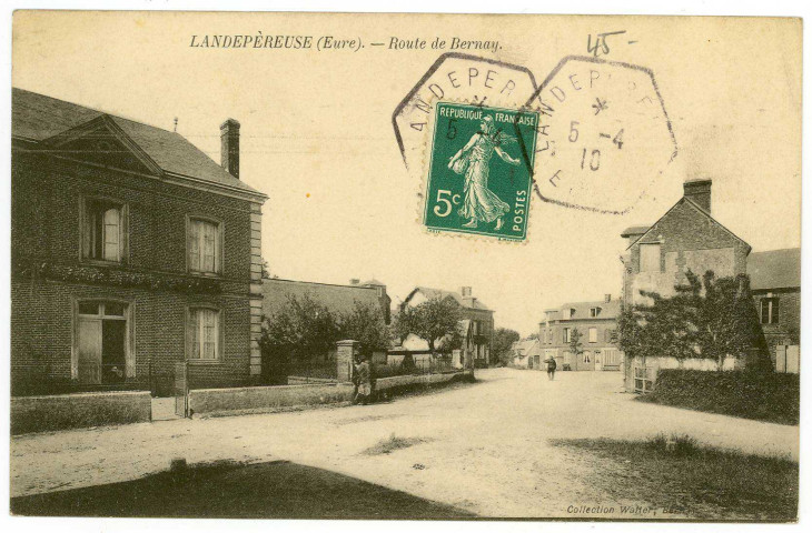 Landepéreuse. Route de Bernay.
