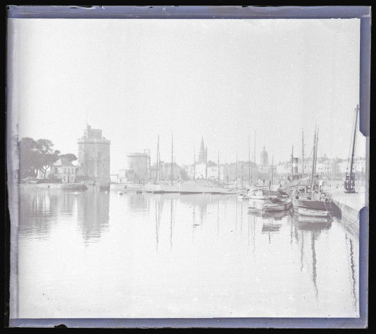Bateaux de pêche dans le port de la Rochelle (Charente-Maritime).
