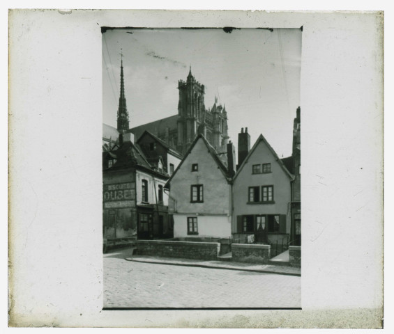 Commerces dans le quartier Saint-Leu près de la cathédrale d'Amiens (Somme).