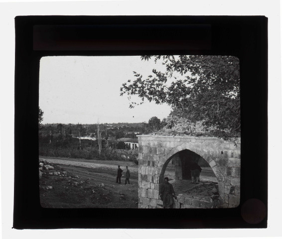 Mausolée en ruine dans la campagne.