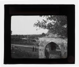 Mausolée en ruine dans la campagne.