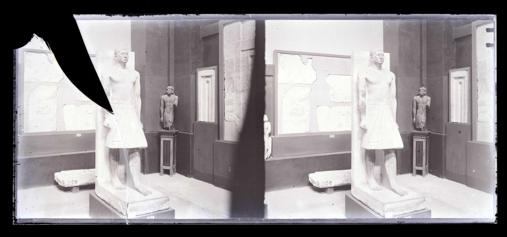 Salle et collections d'un musée égyptien.
