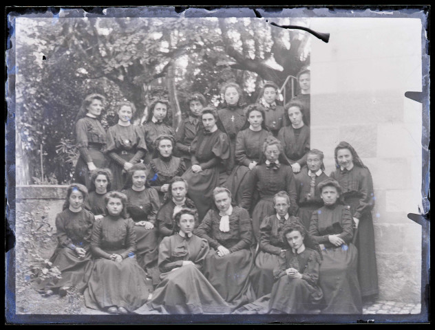 Groupe de femmes dans un jardin.