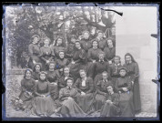 Groupe de femmes dans un jardin.
