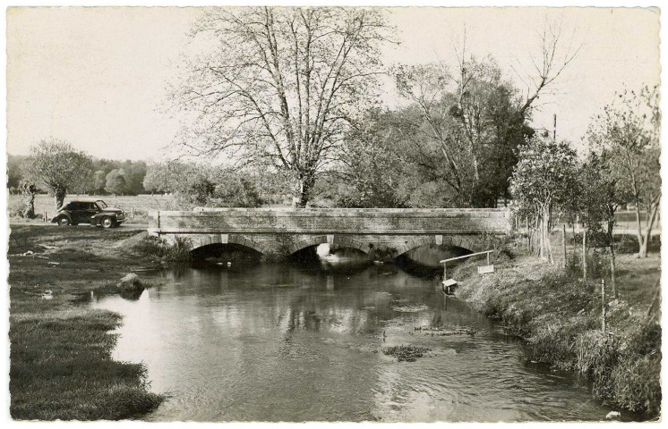 Marcilly-sur-Eure. Le pont sur le Couenon.