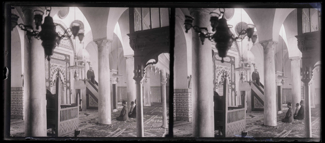 Intérieur de la grande mosquée d'Adana (Turquie).