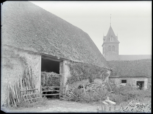 Grange d'une ferme bretonne et clocher d'église.