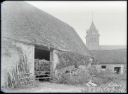 Grange d'une ferme bretonne et clocher d'église.