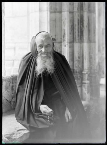 Portrait d'un moine bénédictin de l'abbaye Notre-Dame de Fontenelle de Saint-Wandrille-Rançon (Seine-Maritime).