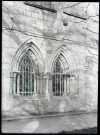 Fenêtres du bâtiment limitant une galerie du cloître de l'ancienne abbaye de Bonport de Pont-de-l'Arche (Eure).