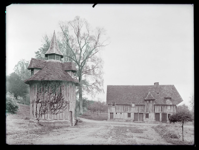 Manoir normand et pigeonnier.