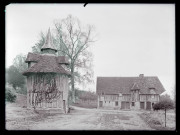 Manoir normand et pigeonnier.