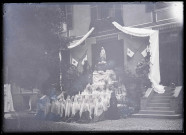 Religieuses du Sacré-Cœur en prière au pied d'un autel aménagé sur le perron d'un bâtiment.
