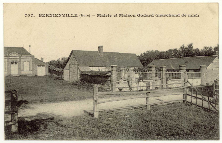 Bernienville. Mairie et Maison Godard (Marchand de Miel).