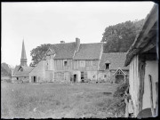 Ferme à colombages et clocher d'église de la campagne normande.