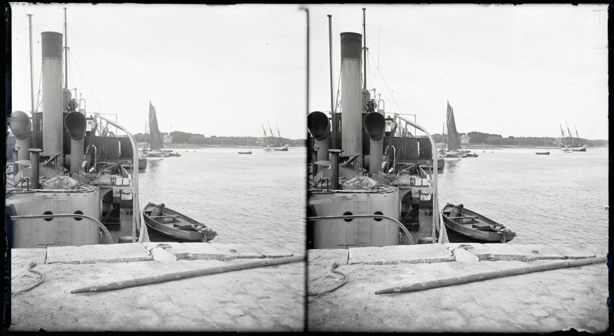 Bateau remorqueur amarré dans un port breton.