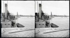 Bateau remorqueur amarré dans un port breton.