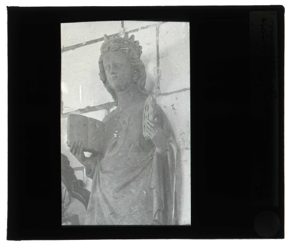 Église de Berville-en-Roumois (Eure), statue de Sainte-Catherine.