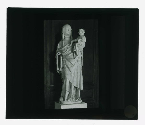 Statue en pierre du XIVe siècle représentant Sainte-Anne tenant la Vierge, dans l'église Notre-Dame d'Écouis (Eure)