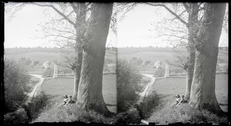 Jeunes enfants dans un près de la campagne de Rosay-sur-Lieure (Eure).