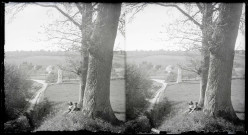 Jeunes enfants dans un près de la campagne de Rosay-sur-Lieure (Eure).