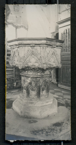 Fonts baptismaux de l'église Saint-Pierre de Bonneville, à Bonneville-Aptot (Eure, France).