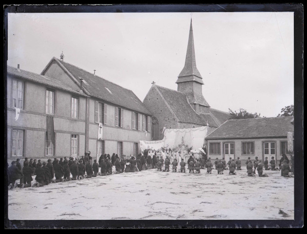 Procession devant la chapelle mortuaire et le petit quartier (lingerie, infirmerie) d'Orgeville (Eure).