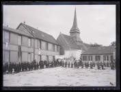 Procession devant la chapelle mortuaire et le petit quartier (lingerie, infirmerie) d'Orgeville (Eure).