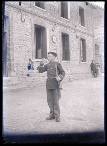 Joueur de clairon dans la cour de la maison fermière d'Orgeville (Eure).