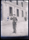Joueur de clairon dans la cour de la maison fermière d'Orgeville (Eure).