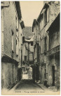 Gisors. Passage conduisant au château.
