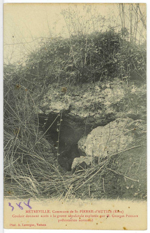 Saint-Pierre-d'Autils. Métreville. Couloir donnant accès à la grotte sépulcrale explorée par M. Georges Poulain, préhistorien normand.