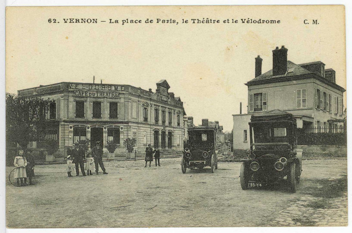 Vernon-Ville. Place de Paris - Le Théâtre et le Vélodrome.