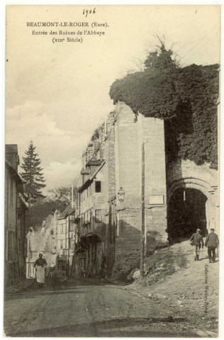 Beaumont-le-Roger. Entrée des Ruines de l'Abbaye (XIIIe siècle).