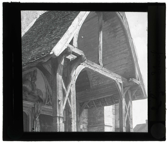 Église du Gros-Theil (Eure), porche.