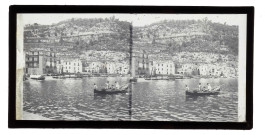 Marins à bord de leur barque dans le port d'une ville italienne.