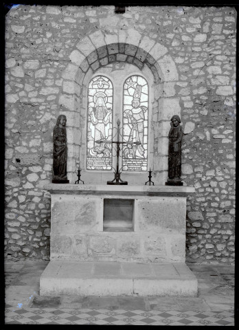 L'autel et les vitraux du chœur de l'église de Ménesqueville (Eure, France)
