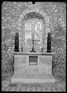 L'autel et les vitraux du chœur de l'église de Ménesqueville (Eure, France)