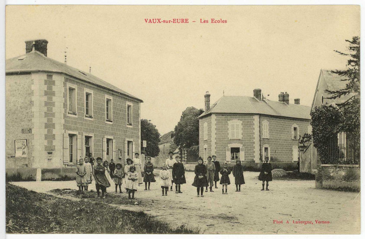 Vaux-sur-Eure. Les Ecoles.