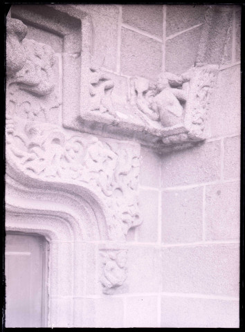 Sculpture à forme humaine des frises d'un angle du portail de l'église Saint-Sulpice de Fougères (Ille-et-Vilaine).