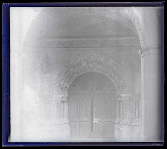 Portail de la salle capitulaire du Grand-Moûtier de l'ancienne abbaye royale de Fontevrault à Fontevraud-l'Abbaye (Maine-et-Loire).