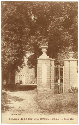 Guichainville. Château de Berou près Evreux (Eure) - Côté Est.